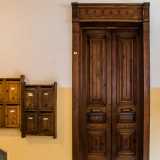 Ogni appartamento conserva poi le porte in legno originali...